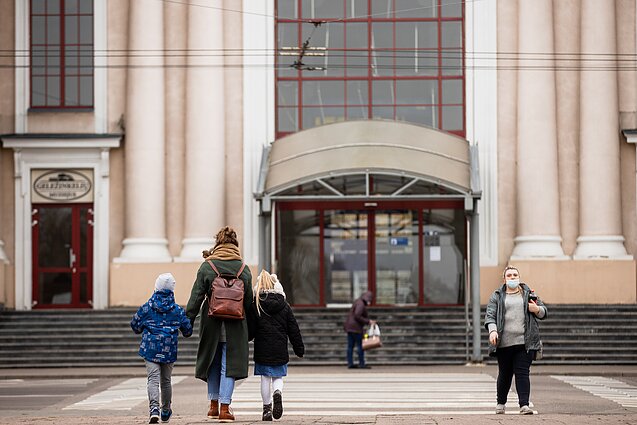 Laba diena, Lietuva. Sugriežtinto karantino iššūkiai: pavargusi visuomenė, įvažiavimų į miestus patikra ir fejerverkų atsisakantys Europos miestai