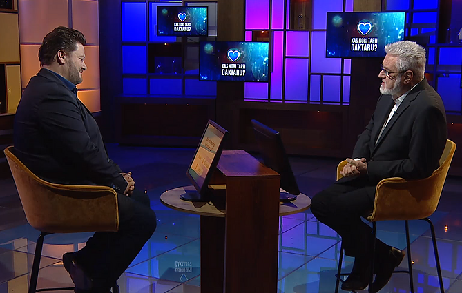 Į viktoriną atvykęs Merūnas: iki pandemijos buvau tenoras, dabar – žmogus, kuris prie televizoriaus ekrano atsako į visus Unikausko klausimus