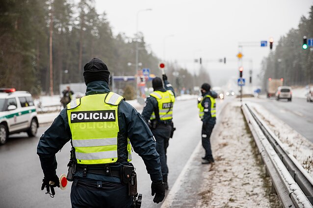 Žinios. Policija šiandien uždaro dalį kelių: griežčiau tikrins, kaip laikomasi karantino taisyklių