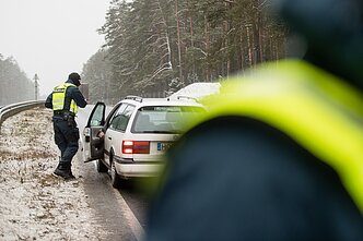 Policijos patikra karantino metu Nemenčinėje Policijos patikra karantino metu Nemenčinėje