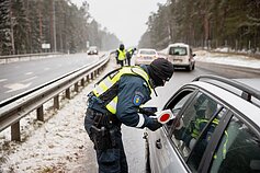 Policijos patikra karantino metu Nemenčinėje Policijos patikra karantino metu Nemenčinėje