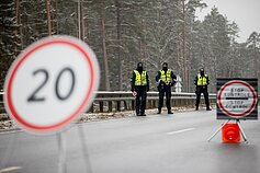 Policijos patikra karantino metu Nemenčinėje Policijos patikra karantino metu Nemenčinėje