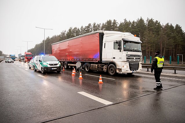 Žinios. Per kelias dienas dėl judėjimo ribojimų apgręžta apie 600 automobilių, nubaustų nėra