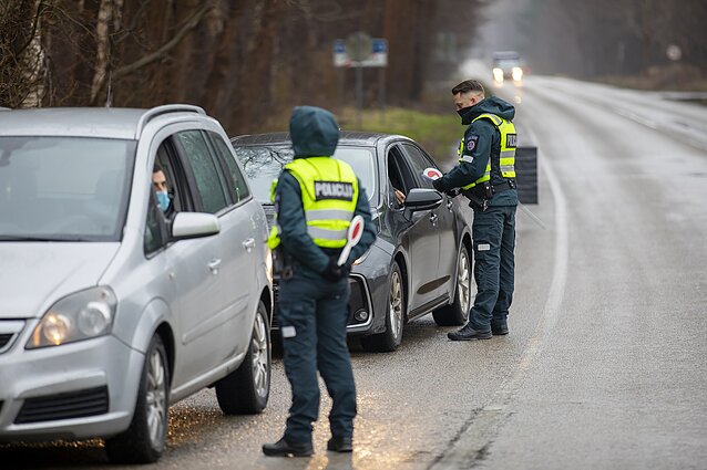 Miestai vėl uždaromi šventėms: privalomai apsukami vairuotojai teisinasi važiuojantys pasiimti žuvies ar net pakrovėjo