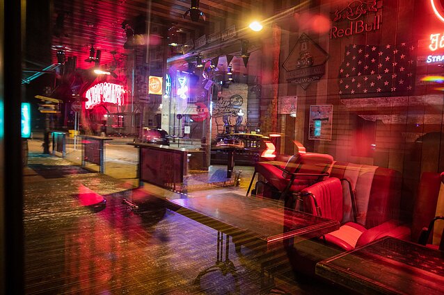 Panorama. Kelis mėnesius negalintys dirbti barai ir klubai prašo žadėtos paramos