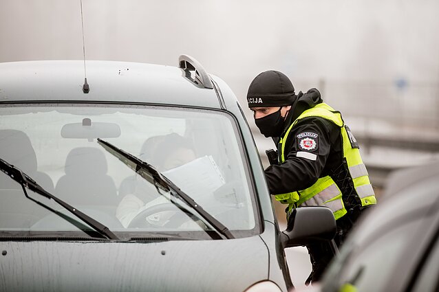 Žinios. Siūlymai dėl keleivių automobilyje ribojimo: automobiliuose – tik 2 žmonės arba vienas šeimos ūkis
