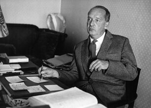 Vladimiras Nabokovas prie darbo stalo 1964 m.