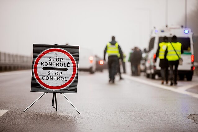 Žinios. Gyventojai nepaiso ribojimų: vien penktadienį savivaldybių ribų neleista kirsti beveik 3300 asmenų