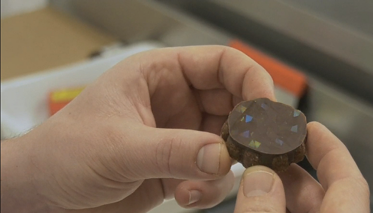 Žinios. Naujas išradimas šokoladu garsėjančioje Šveicarijoje – vaivorykštės spalvomis žaižaruojantis skanėstas