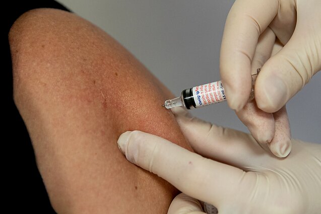 Į Lietuvą keliaujant pirmosioms vakcinoms nuo COVID-19, skiepytis žada 68 proc. gyventojų