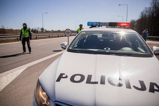 Žinios. Savaitgalį gyventojams užplūdus kurortus bei viešąsias erdves, policija nustatė 247 karantino pažeidimus