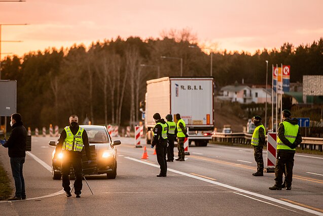 Žinios. Policijos pareigūnai jau pradėjo riboti įvažiavimus į miestus