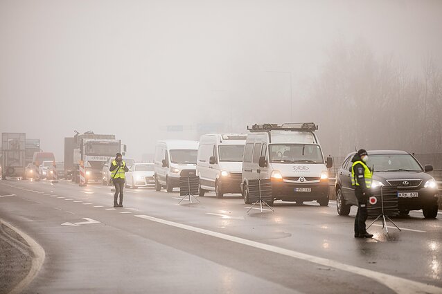 Žinios. Nuo judėjimo ribojimų įsigalėjimo pareigūnams teko apsukti 25 tūkst. automobilių