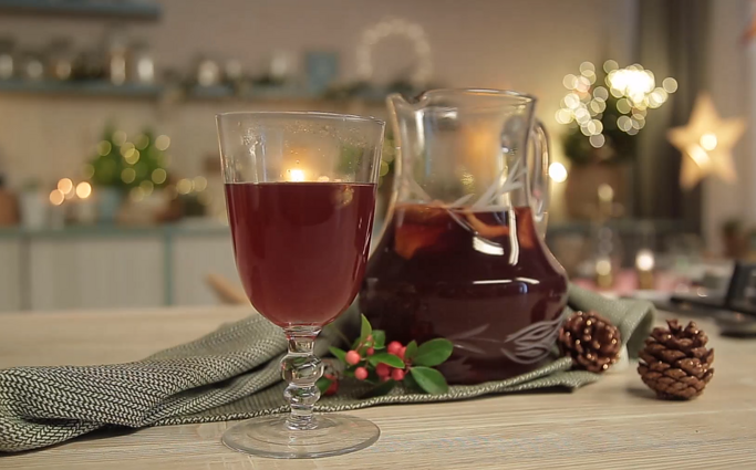 Kad prie vaišėmis nukrauto stalo nieko netrūktų: karštas ir aromatingas kalėdinis gėrimas