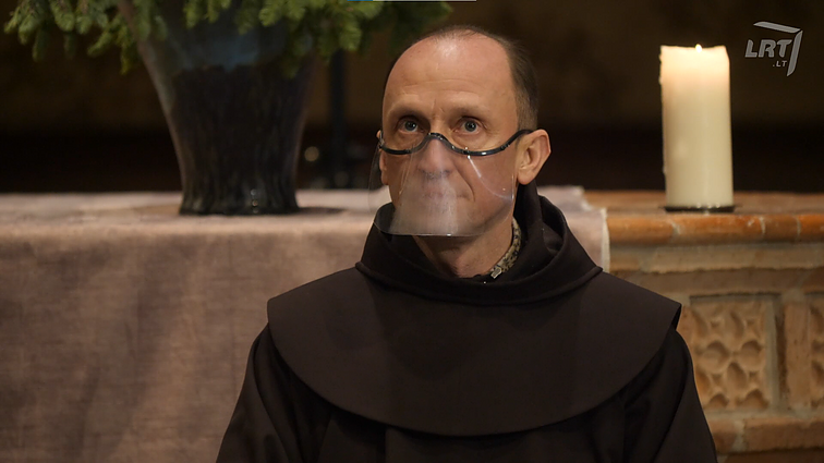 Į sveikatą! Bėgiojimas su Bernardinų parapijos kunigu, tempimo pratimai ir triukai ant ledo