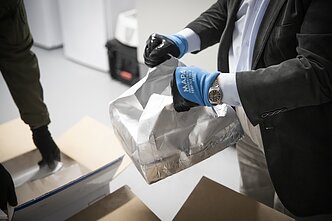 Lietuvą pasiekė pirmosios COVID-19 vakcinos dozės