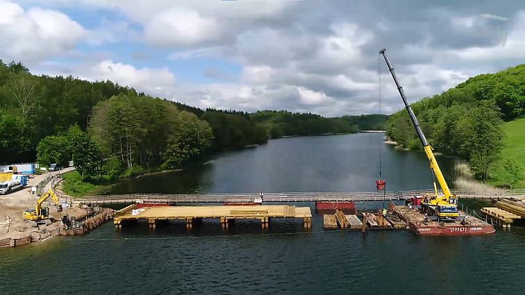 Pirmasis medinis tiltas per ežerą : jo konstrukcija stebina iki šiol