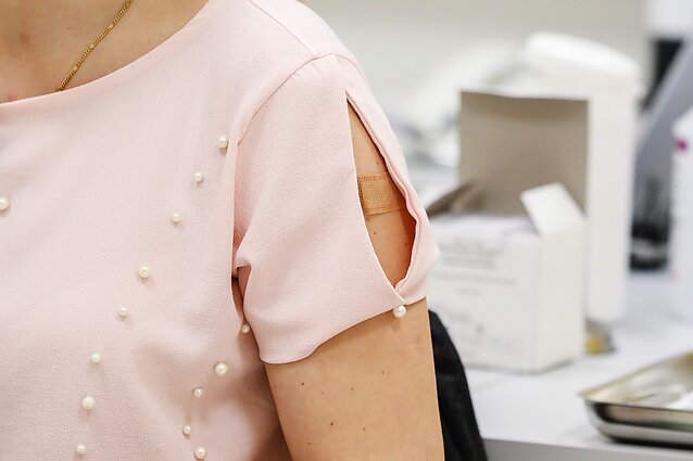 Nors vakcinos buteliuko užtenka 5 žmonėms paskiepyti, šalys skiepija ir po šešis ar septynis: ką darys Lietuva?
