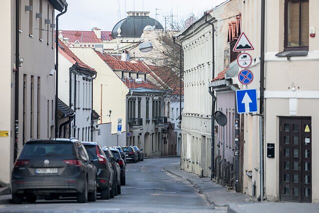 Žinios. Vilniaus policija dėl karantino pažeidimų nubaudė 32 vakarėlį Subačiaus gatvėje surengusius užsienio šalių studentus