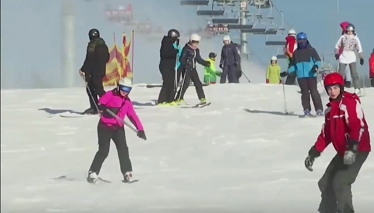 Pandemijos lyg nebūtų: užsikrėtimų rekordus fiksuojančioje Ukrainoje – slidinėjimo bumas