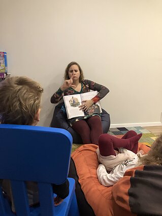I. Pečiulytė-Silaeva augina dvi atžalas, vaikai paveldėjo kurtumą iš tėvų. I. Pečiulytė-Silaeva augina dvi atžalas, vaikai paveldėjo kurtumą iš tėvų.