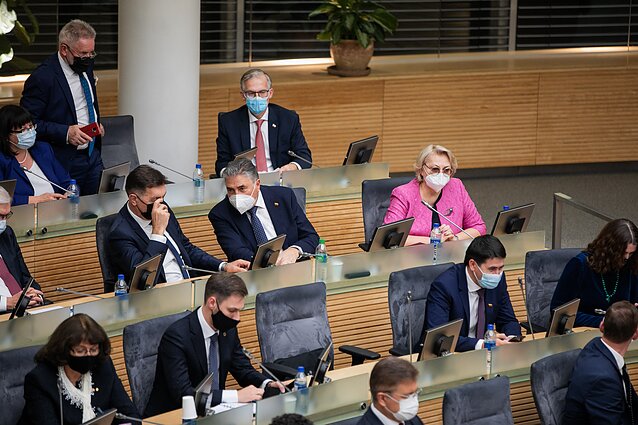 Panorama. Į Seimą keliauja Vyriausybės siūlymai: mokami testai, 100 eurų už skiepą ir premijos senjorus įkalbėjusiems medikams