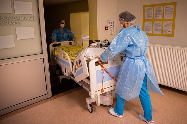 LRT forumas. Kovoje su pandemija medikams padedantys savanoriai – apie budėjimus ligoninėse, išgyventą stresą ir pareigą valstybei