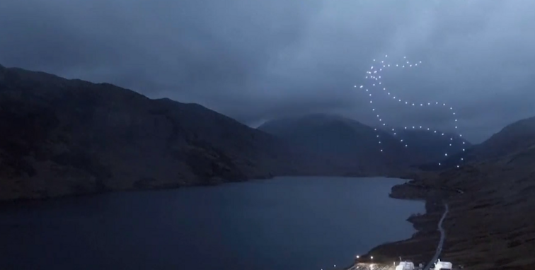 Per kalvas šuoliuojantis elnias, padangėje sustingusi pelėda: Škotija pasitinka tradicinius Naujuosius metus