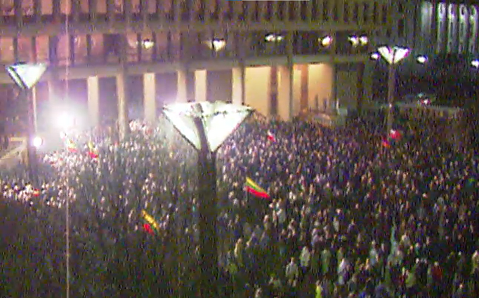 Dokumentinė apybraiža „Mes nugalėjom“. Beginkliai prieš tankus, tik su vėliavomis rankose