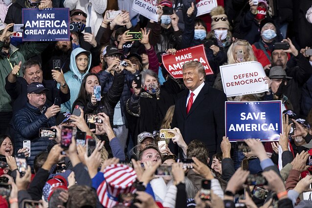 Žinios. Socialiniai tinklai dėl melagingų naujienų skleidimo užblokavo Trumpo paskyras