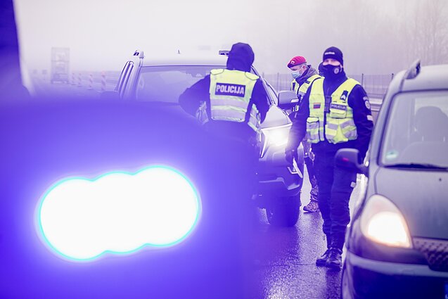 Žinios. Penktadienį policija apgręžė apie 2 tūkst. vairuotojų, dėl karantino nesilaikymo nubausti 95 asmenys
