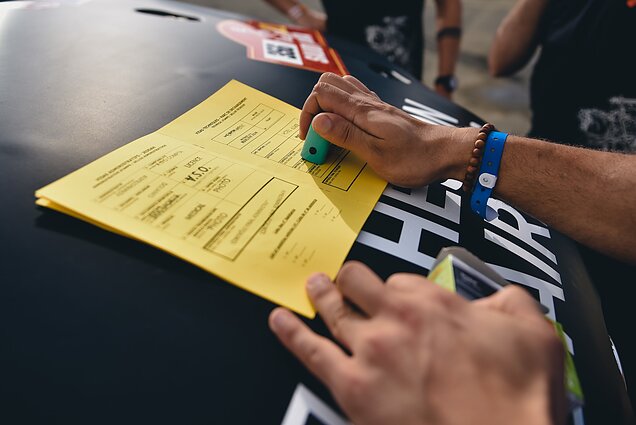 Sportas. Orai. Paskutiniai patikrinimai prieš Dakaro ralį: lietuviai tapo pirmuoju techninę komisiją įveikusiu automobilių ekipažu