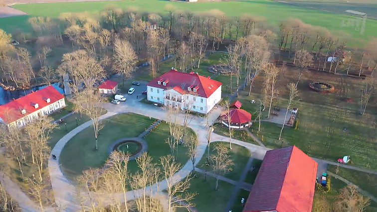 Atgimęs Bistrampolio dvaras įsigijo net aerodromą