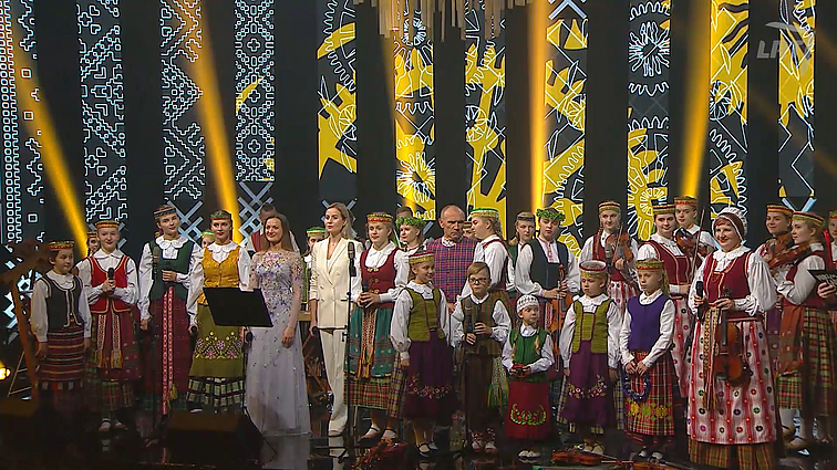 Duokim garo! Alytaus jaunimo centro dainu ir šokiu ansamblio „Tarškutis“ pasirodymai