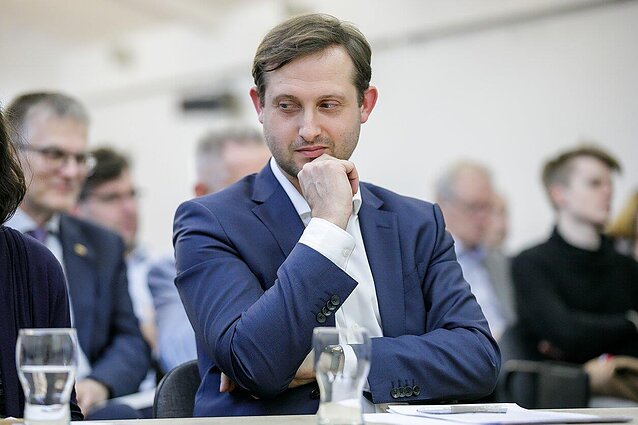 Tarp praeities ir ateities. Iki šiol technologijos tarnavo žmogui, o dabar žmogus tampa technologijų priedu