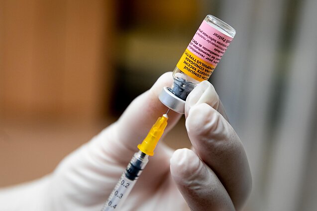 LRT Aktualijų studija. Kodėl stringa vakcinacija?