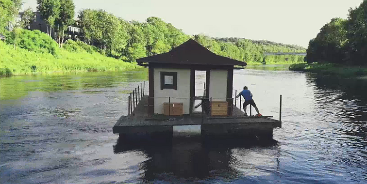 Gyvenimas ant vandens – vilniečių pora apleistą namuką Neryje pavertė romantiška laisvalaikio praleidimo vieta