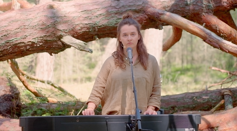 Kadras iš „Graži ir ta galinga“ klipo