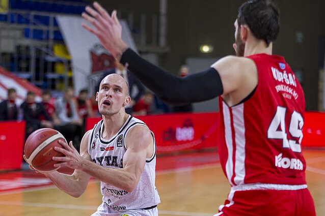 Sportas. Orai. „Juventus“ laimėjo mūšį prieš „Rytą“ Karaliaus Mindaugo krepšinio taurės ketvirtfinalyje (su vertimu į gestų k.)