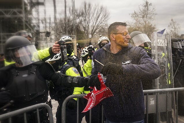 LRT RADIJO žinios. Vašingtone per policijos ir Trumpo remėjų susirėmimus pašauta moteris mirė