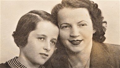 Irena Veisaitė su savo mama, 1940 metai