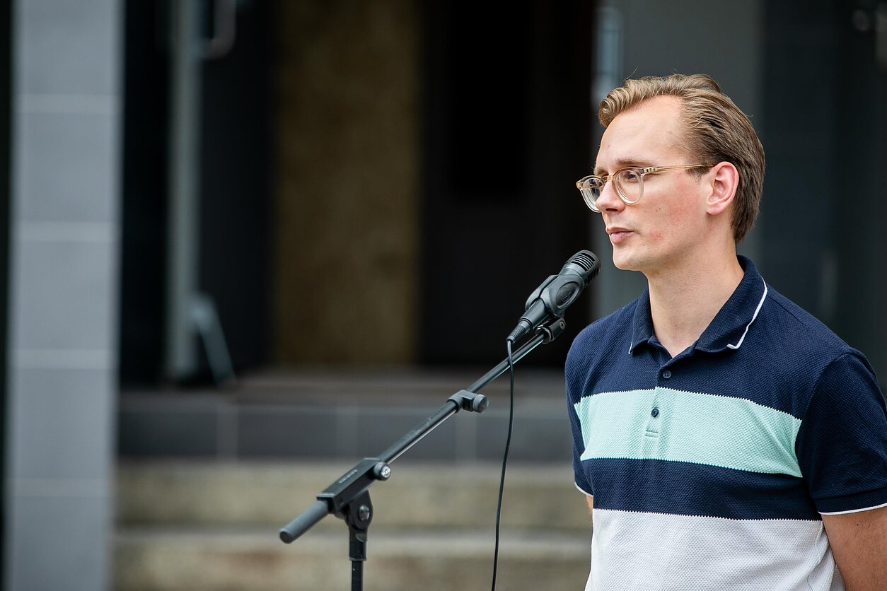 E. Blažio / LRT nuotr., Atminimo lentos rašytojui Petrui Dirgėlai atidengimas