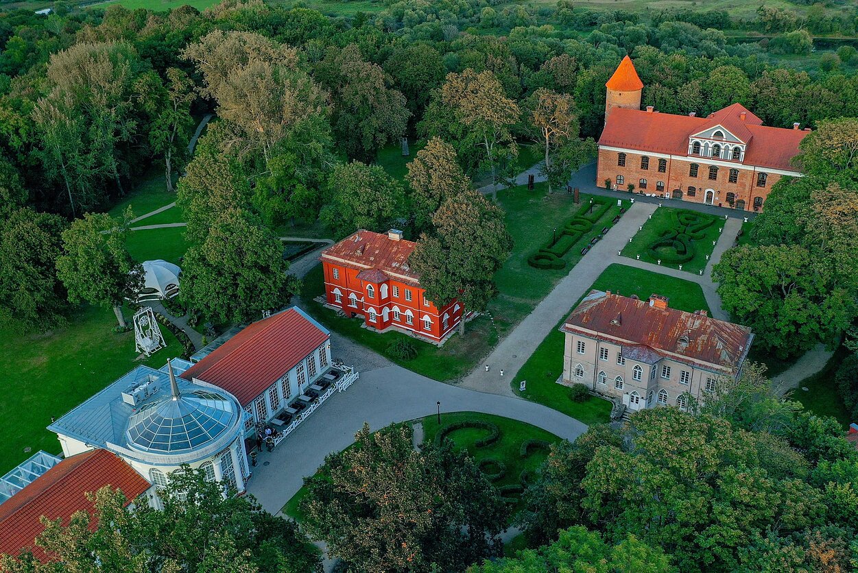 Lietuvos mokiniai jaučia stresą negalėdami lankytis kultūros įstaigose. Kuo ypatingi šalies dvarai padės išsiaiškinti videoprojektas „Dvarų dėlionė“