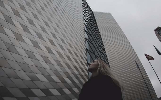 KLIPVID 2020. Sinage feat. Iry – „Tarp aukštų pastatų“