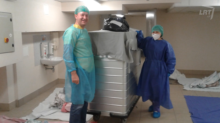 Santaros klinikose savanoriaujantis Vaidotas: reikia ne tik pagydyti žmogų, bet ir išplauti jo patalynę
