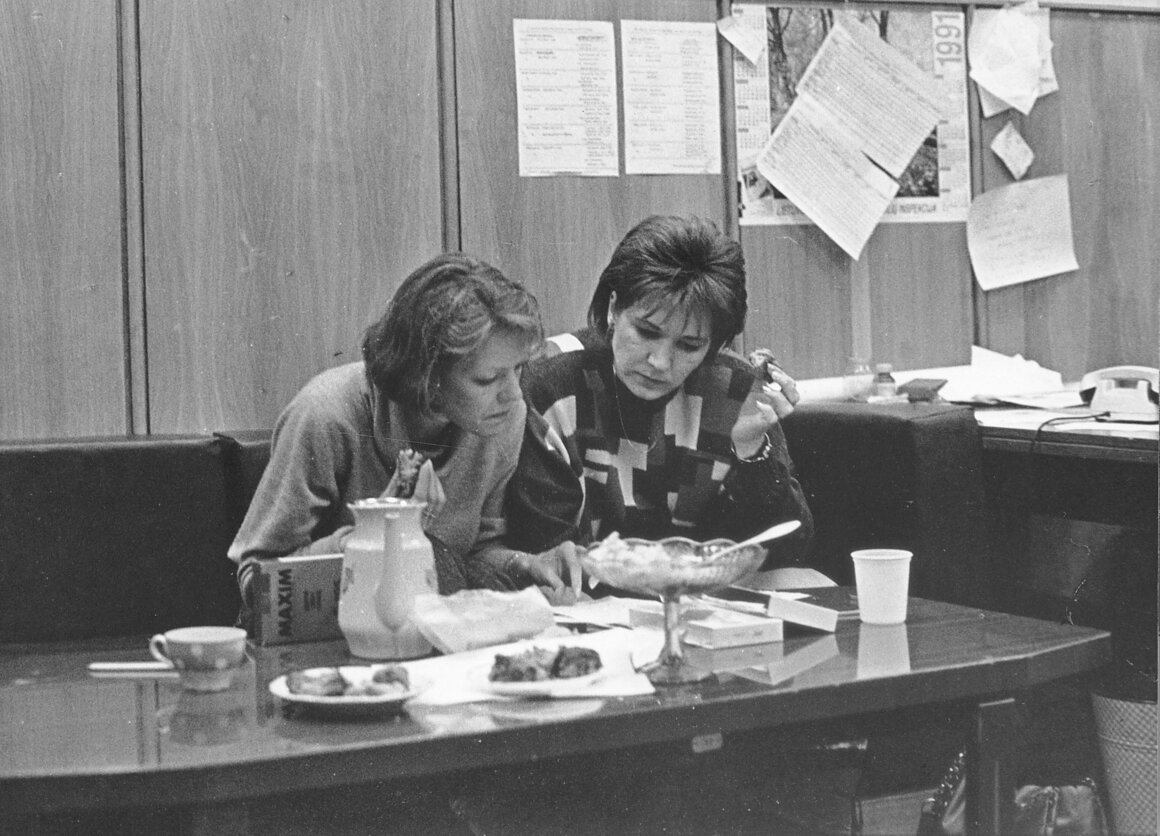 Iš kairės režisierė Virginija Kikilaitė ir žinių vedėja Eglė Bučelytė