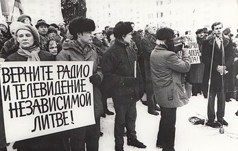 Митинг у захваченного здания Литовского радио и телевидения. У микрофона - Лаймонас Тапинас