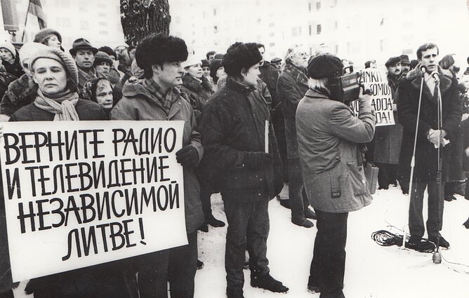 Митинг у захваченного здания Литовского радио и телевидения. У микрофона - Лаймонас Тапинас