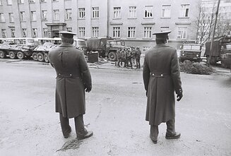 Okupantai prie Lietuvos radijo ir televizijos pastatų