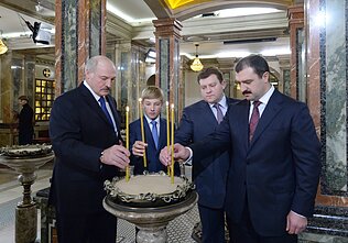 Aliaksandras Lukašenka su sūnumis Viktoru, Dmitrijumi ir Nikolajumi Minsko cerkvėje 2015 metais Aliaksandras Lukašenka su sūnumis Viktoru, Dmitrijumi ir Nikolajumi Minsko cerkvėje 2015 metais